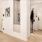 Dom wakacyjny Lille Luxury Moderne Med Stor Uteplass, Utekjokken Og Pergola *