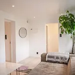 Dom wakacyjny Lille Luxury Moderne Med Stor Uteplass, Utekjokken Og Pergola Bergen