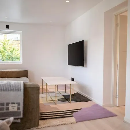 Lille Luxury Moderne Med Stor Uteplass, Utekjøkken Og Pergola