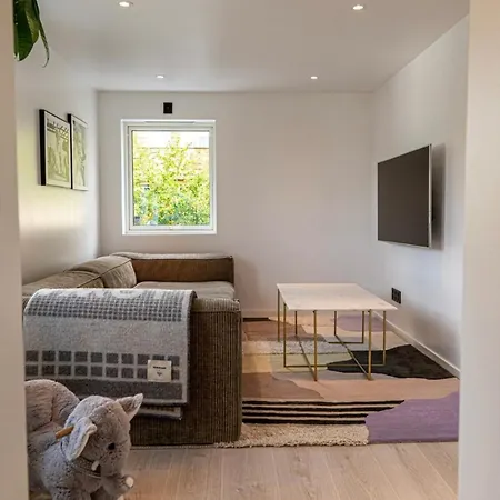 Lille Luxury Moderne Med Stor Uteplass, Utekjokken Og Pergola Bergen