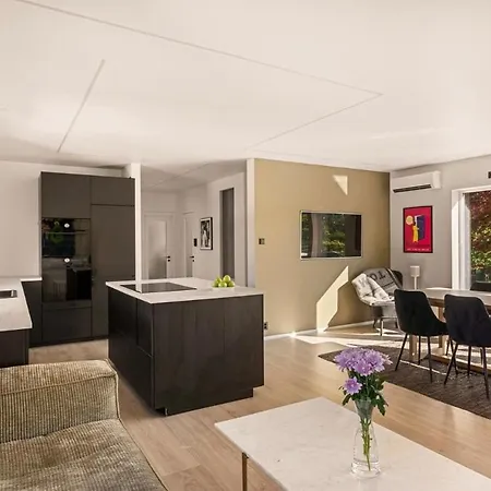 Lille Luxury Moderne Med Stor Uteplass, Utekjokken Og Pergola