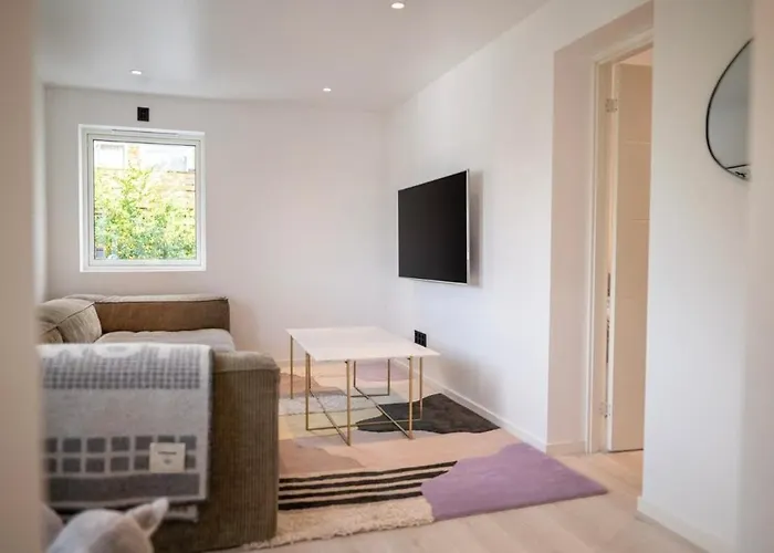 Lille Luxury Moderne Med Stor Uteplass, Utekjokken Og Pergola