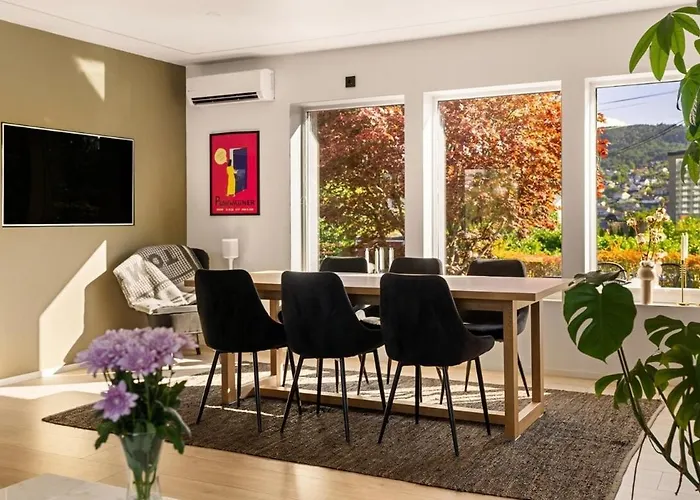 Lille Luxury Moderne Med Stor Uteplass, Utekjøkken Og Pergola Bergen