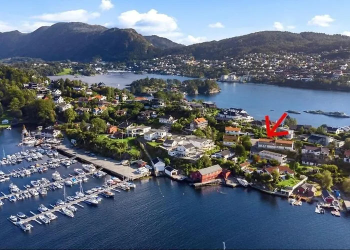 Casa vacanze Lille Luxury Moderne Med Stor Uteplass, Utekjokken Og Pergola Bergen