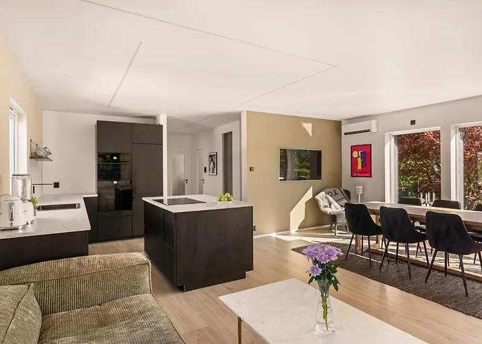 Lille Luxury Moderne Med Stor Uteplass, Utekjøkken Og Pergola