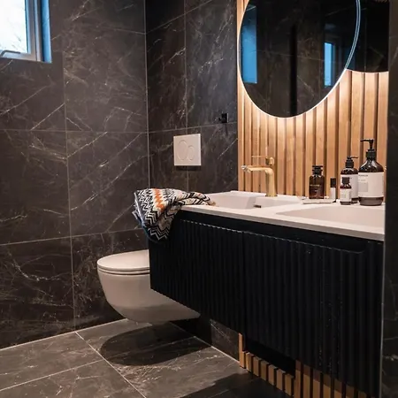 Lille Luxury Moderne Med Stor Uteplass, Utekjokken Og Pergola